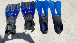 Aletas de buceo azules y negras
