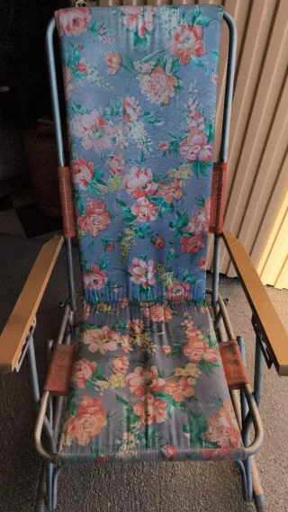 Mecedora plegable con diseño floral