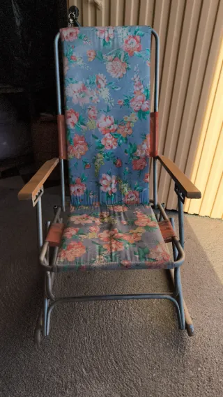 Mecedora plegable con diseño floral