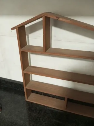 Estantería de madera con forma de casita