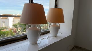 Lámparas grandes de mesa en cerámica blanca.