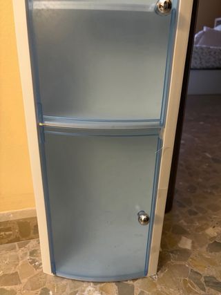 Mueble de baño esquinero blanco y azul