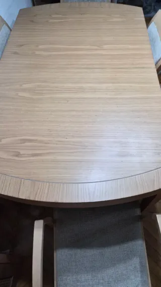Mesa de comedor de madera