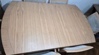 Mesa de comedor de madera
