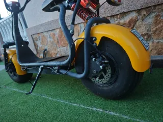 Scooter Eléctrico Amarillo con Cargador de Bateria