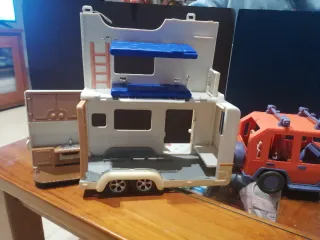Coche y caravana de juguete