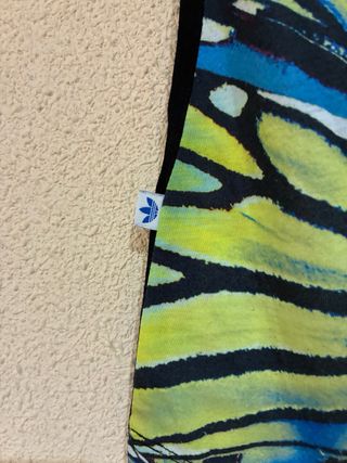 Camiseta Adidas Estampado Mariposas Talla S