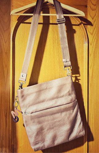 Bolso bandolera Mandarina Duck rosa metalizado