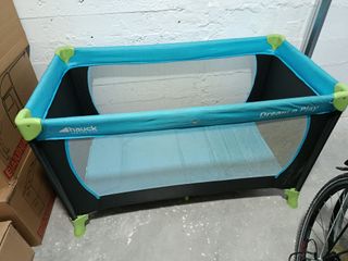 Cuna de viaje azul y gris.