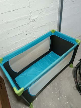 Cuna de viaje azul y gris.