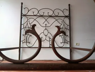 Cama de hierro forjado antiguo