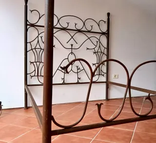 Cama de hierro forjado antiguo