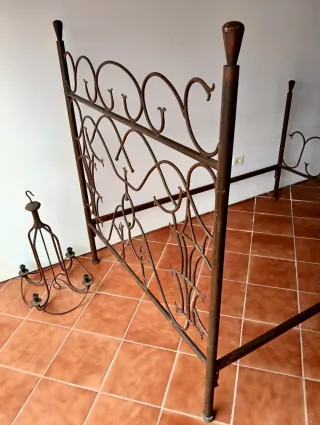 Cama de hierro forjado antiguo