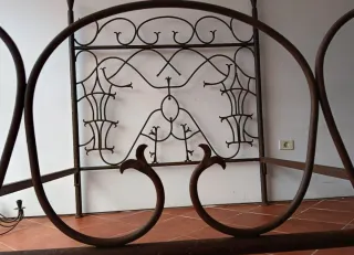 Cama de hierro forjado antiguo