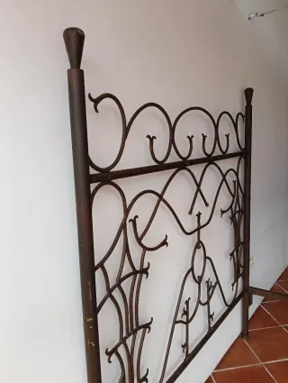 Cama de hierro forjado antiguo