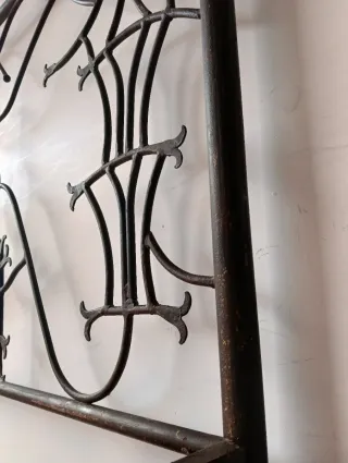 Cama de hierro forjado antiguo