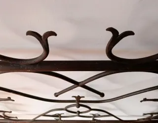Cama de hierro forjado antiguo