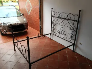 Cama de hierro forjado antiguo