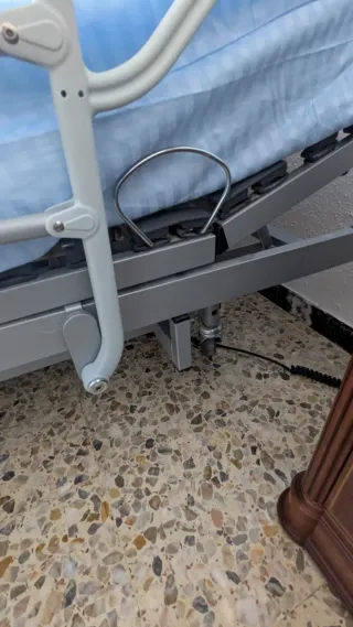 Cama articulada hospitalaria