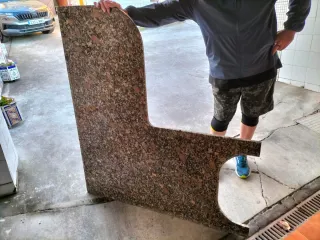 Encimera de granito con fregadero marrón