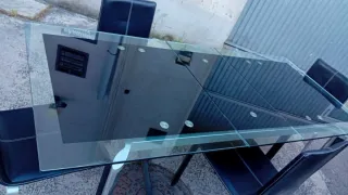 Mesa de cristal y 4 sillas  Larga 1,60m  y2,0m 90c