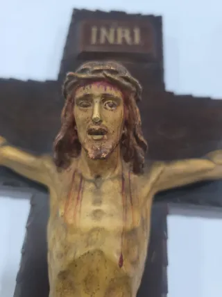 Crucifijo de madera con INRI
