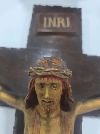 Crucifijo de madera con INRI