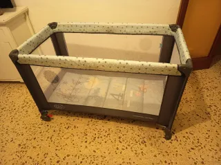 Cuna de viaje para bebé plegable. No se utiliza