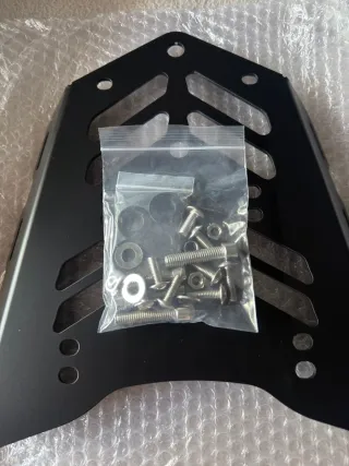 Porta bultos negro con tornillería
