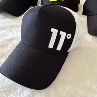 Gorra 11° Negra y Blanca