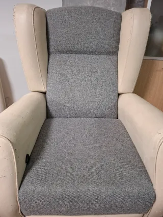 Sillón orejero beige y gris ideal para retapizar