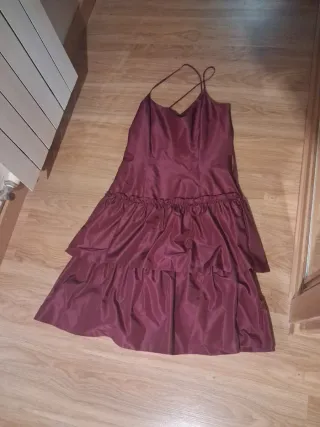 Vestido de fiesta morado con volantes y gabardina