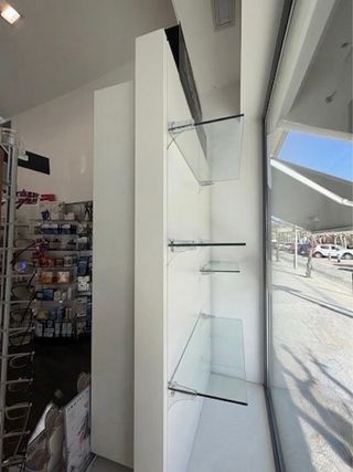 Mueble expositor comercial blanco con 8 cajones