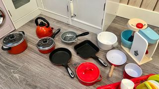 Cocina de juguete y menaje