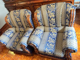 2 Sillones clásicos tapizados azul y dorado