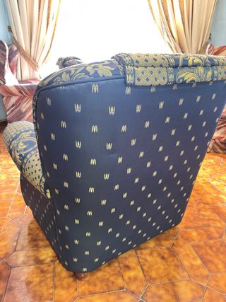 2 Sillones clásicos tapizados azul y dorado