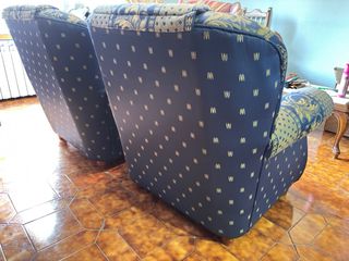 2 Sillones clásicos tapizados azul y dorado