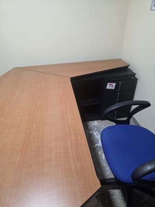 6 Mesas de oficina y 12 sillas. Junto o separado