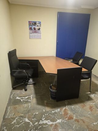 6 Mesas de oficina y 12 sillas. Junto o separado