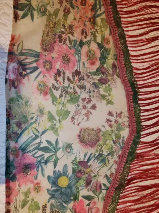Mantoncillo floral con flecos rosas. De gasa