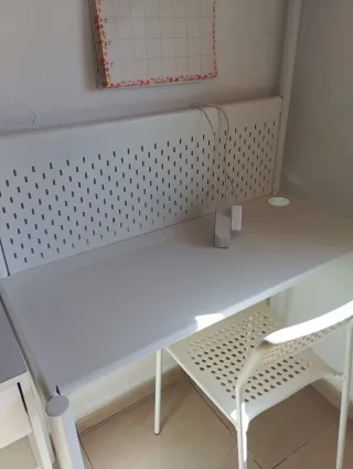 Habitación juvenil litera y escritorio