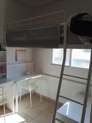 Habitación juvenil litera y escritorio