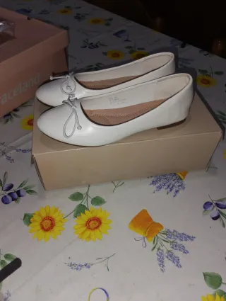 Ballerine bianche con fiocco