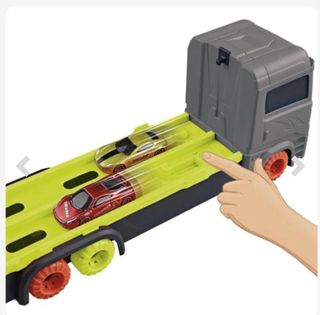 Camión transportador con pista y 2 coches
