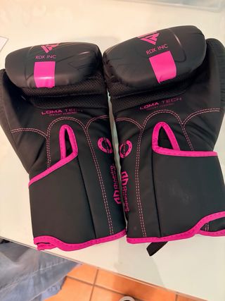 Guantes de boxeo RDX negros y rosas