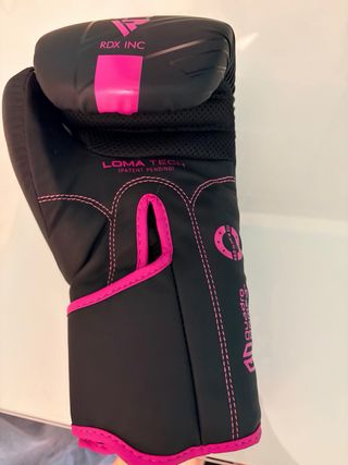 Guantes de boxeo RDX negros y rosas