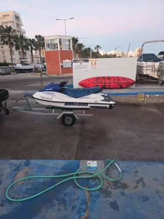 Moto de agua Sea-Doo blanca y azul