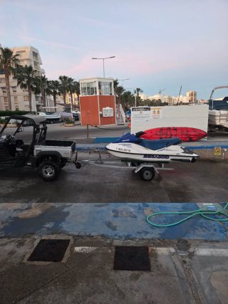 Moto de agua Sea-Doo blanca y azul