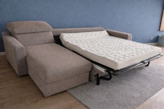 Divano letto con penisola e contenitore