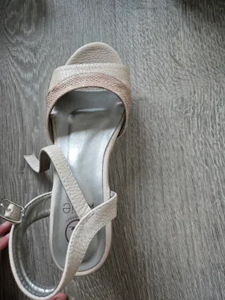 Sandalias cuña beige y oro
